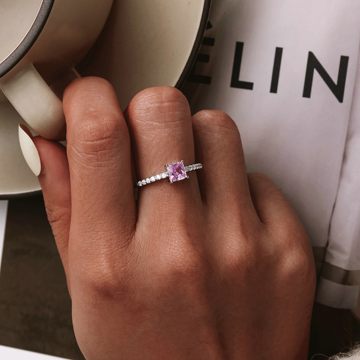 Roze stenen ring